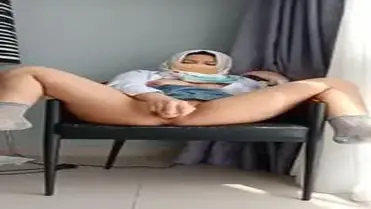 Gadis Semok Cantik Pasrah Goyang Kasur Crot